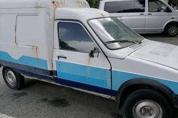 Más de un año lleva una furgoneta abandonada en La Hoyeta (Telde)/TA.